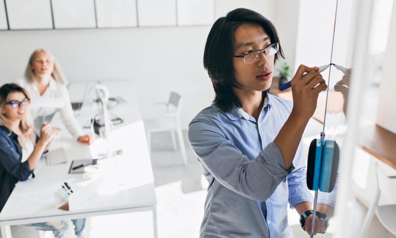 Entrepreneur travaillant sur ses finances