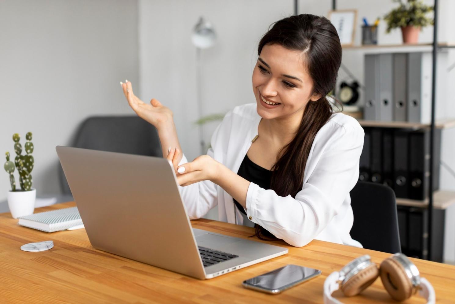Équipe de conseillers en finance entrepreneuriale travaillant sur des projets clients
